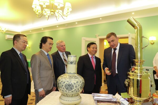 Thống đốc tỉnh Tula Aleksey Dyumin (ngoài cùng bên phải) đang giới thiệu cho Đại sứ Ngô Đức Mạnh chiếc ấm Samovar truyền thống của Nga. Ảnh:  - Sputnik Việt Nam