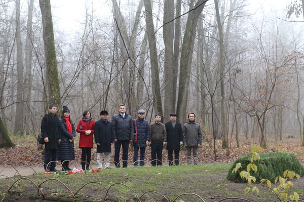 Đại sứ cùng đoàn công tác viếng mộ đại văn hào Lev Tolstoy.  - Sputnik Việt Nam