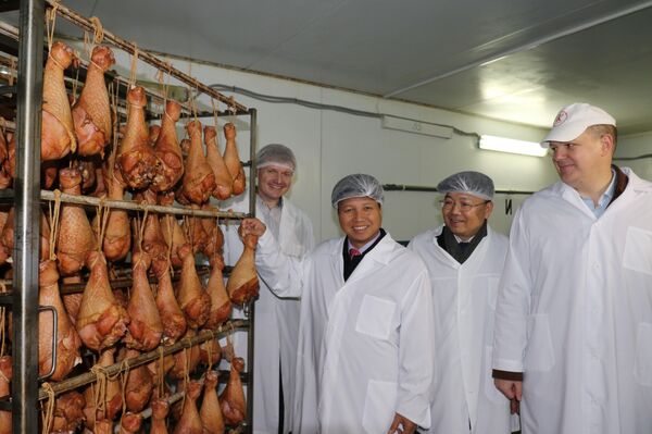 Đại sứ Ngô Đức Mạnh cũng đoàn đến thăm Công ty Krasnobor - nhà sản xuất thịt gà tây lớn nhất ở Nga. Đại sứ Ngô Đức Mạnh cũng đoàn đến thăm Công ty Krasnobor - nhà sản xuất thịt gà tây lớn nhất ở Nga. - Sputnik Việt Nam