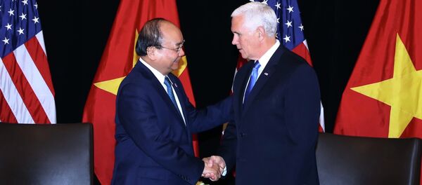 Trong chương trình tham dự Hội nghị Cấp cao ASEAN lần thứ 33 và các hội nghị cấp cao liên quan tại Singapore, sáng 14/11/2018, Thủ tướng Nguyễn Xuân Phúc gặp song phương Phó Tổng thống Mỹ Mike Pence. - Sputnik Việt Nam