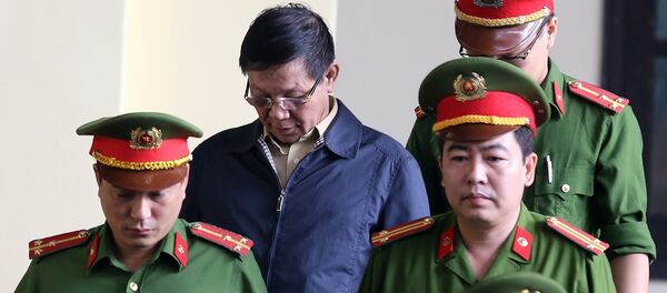 Lực lượng chức năng dẫn giải bị cáo Phan Văn Vĩnh vào tòa. Lực lượng chức năng dẫn giải bị cáo Phan Văn Vĩnh vào tòa. - Sputnik Việt Nam