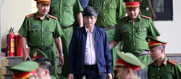 Lực lượng chức năng dẫn giải bị cáo Nguyễn Thanh Hóa vào phiên tòa. - Sputnik Việt Nam