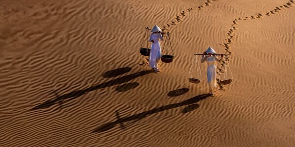 Bức ảnh Two Girls Sand Dune (Hai cô gái trong đụn cát) của nhiếp ảnh gia Chin Leong Teo, lọt TOP-50 hạng mục Phong cảnh nghiệp dư của cuộc thi EPSON International Pano Awards 2018 - Sputnik Việt Nam