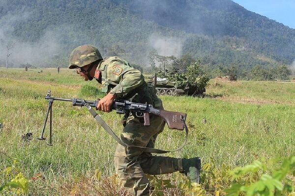 Xem lính bộ binh Việt Nam diễn tập tấn công địch ở địa hình rừng núi Đắk Lắk - Sputnik Việt Nam