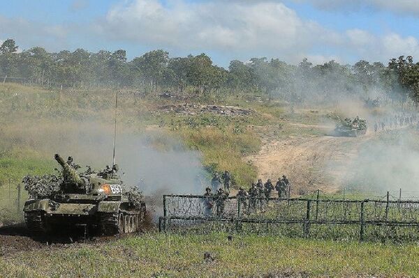 Xe tăng dẫn bộ binh xung phong đánh chiếm trận địa địch trong cuộc diễn tập - Sputnik Việt Nam