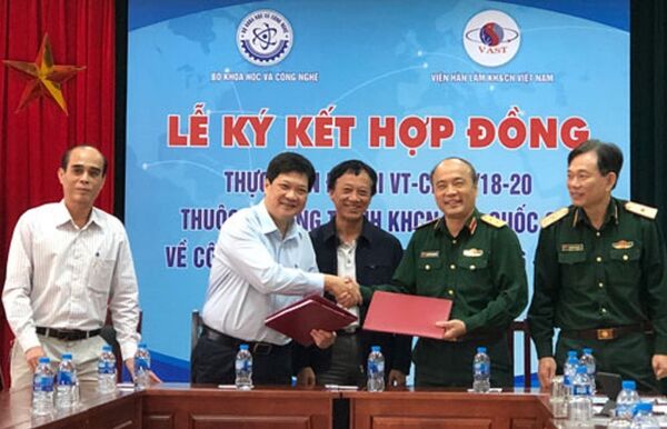 Đại diện các đơn vị ký hợp đồng nghiên cứu, chế tạo mẫu tên lửa nghiên cứu, sáng 14/11. - Sputnik Việt Nam