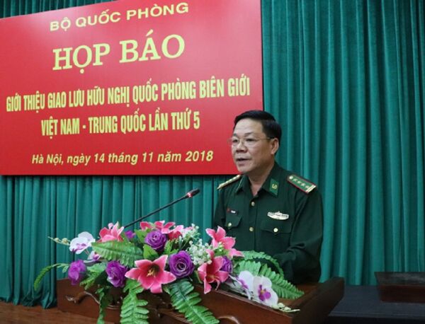 Đại tá Văn Ngọc Quế trả lời câu hỏi của các nhà báo Đại tá Văn Ngọc Quế trả lời câu hỏi của các nhà báo - Sputnik Việt Nam