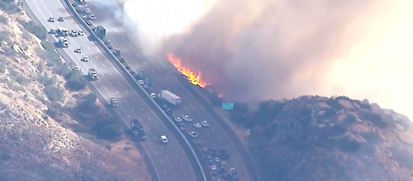 Ranh giới địa ngục. Lửa cháy ở California lan đến tận xa lộ đông xe - Sputnik Việt Nam