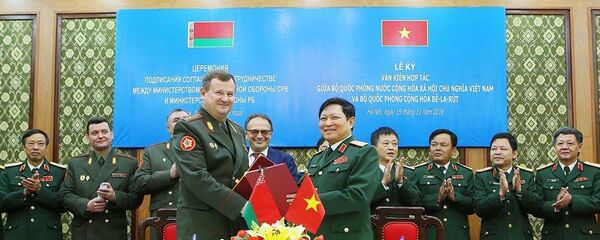 Bộ trưởng Quốc phòng Ngô Xuân Lịch và Bộ trưởng Quốc phòng Belarus Andrei Alekseyevich Ravkov ký Thỏa thuận hợp tác trong lĩnh vực khoa học quân sự giữa Bộ Quốc phòng hai nước. - Sputnik Việt Nam