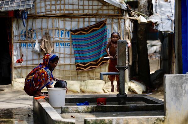 Những người tị nạn Hindu từ Rakhine bên cột nước trong trại tị nạn ngoại ô Kutupalong, Bangladesh - Sputnik Việt Nam