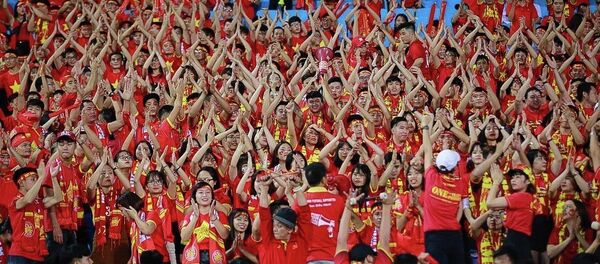 Cổ động viên phủ kín sắc đỏ trên khán đài sân vận động Mỹ Đình. - Sputnik Việt Nam