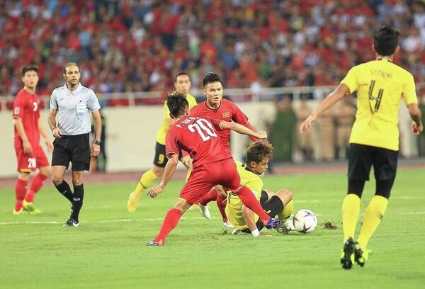 Cầu thủ Malaysia trong vòng vây của các tuyển thủ Việt Nam. Cầu thủ Malaysia trong vòng vây của các tuyển thủ Việt Nam. - Sputnik Việt Nam