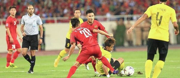 Cầu thủ Malaysia trong vòng vây của các tuyển thủ Việt Nam. - Sputnik Việt Nam