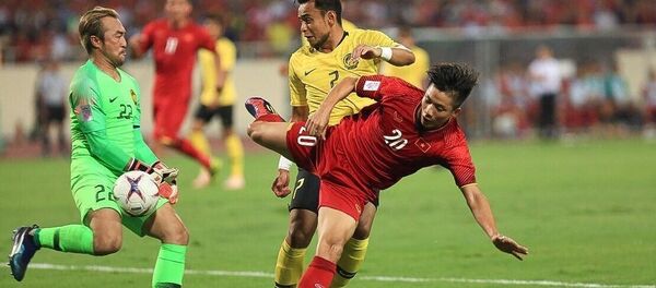 Thủ môn đội Malaysia nỗ lực cản phá pha dứt điểm của Phan Văn Đức (số 20). - Sputnik Việt Nam
