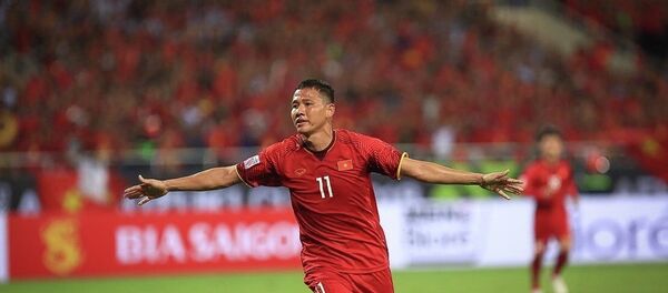 Tiền đạo Anh Đức (số 11) ghi bàn, nâng tỷ số lên 2-0 cho Việt Nam ở phút 59. - Sputnik Việt Nam