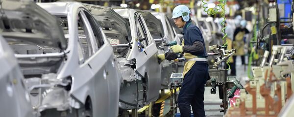 People work on the production line of the Toyota Motor Prius at the company's Tsutsumi plant in Toyota, Aichi prefecture on December 4, 2014 People work on the production line of the Toyota Motor Prius at the company's Tsutsumi plant in Toyota, Aichi prefecture on December 4, 2014 - Sputnik Việt Nam