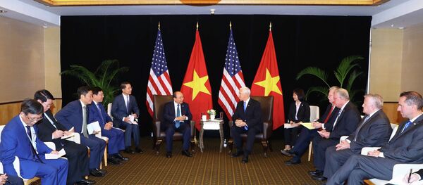 Trong chương trình tham dự Hội nghị Cấp cao ASEAN lần thứ 33 và các hội nghị cấp cao liên quan tại Singapore, sáng 14/11/2018, Thủ tướng Nguyễn Xuân Phúc gặp Phó Tổng thống Mỹ Mike Pence. Trong chương trình tham dự Hội nghị Cấp cao ASEAN lần thứ 33 và các hội nghị cấp cao liên quan tại Singapore, sáng 14/11/2018, Thủ tướng Nguyễn Xuân Phúc gặp Phó Tổng thống Mỹ Mike Pence. - Sputnik Việt Nam
