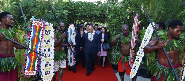 Nghi thức đón Thủ tướng Nguyễn Xuân Phúc theo phong cách truyền thống của thổ dân Papua New Guinea tại khách sạn Sanctuary. - Sputnik Việt Nam