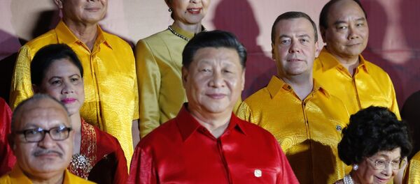 Các nhà lãnh đạo APEC mặc áo truyền thống của New Guinea chụp hình chung - Sputnik Việt Nam