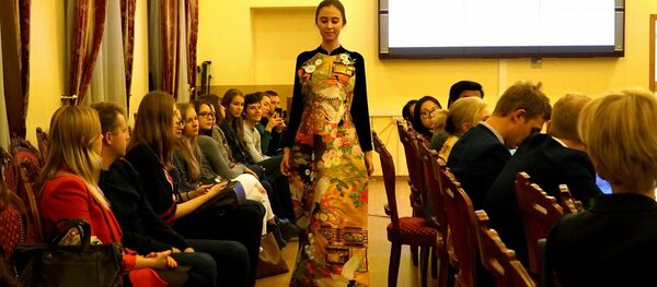 NTK Minh Hạnh mang áo dài tới nước Nga NTK Minh Hạnh mang áo dài tới nước Nga - Sputnik Việt Nam