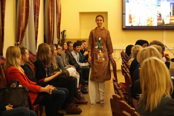 NTK Minh Hạnh mang áo dài tới nước Nga - Sputnik Việt Nam