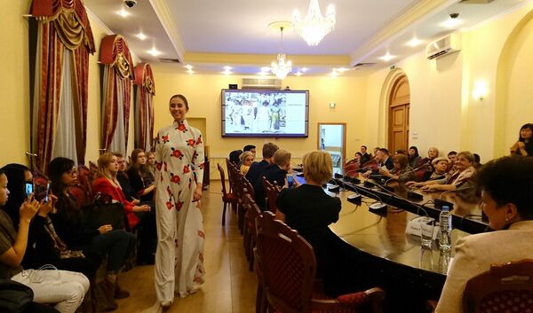 NTK Minh Hạnh mang áo dài tới nước Nga - Sputnik Việt Nam