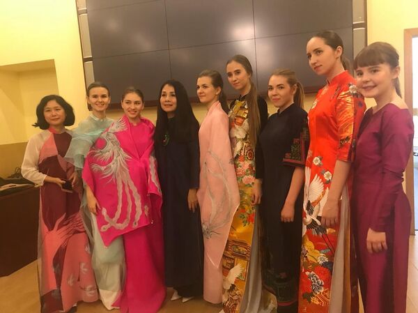 NTK Minh Hạnh mang áo dài tới nước Nga - Sputnik Việt Nam