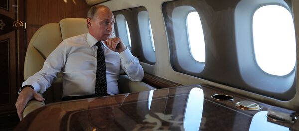 Tổng thống Nga Vladimir Putin trên máy bay. - Sputnik Việt Nam