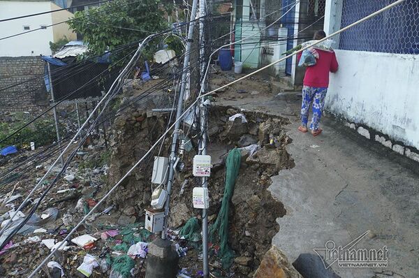 Cột điện đổ la liệt bên đường - Sputnik Việt Nam