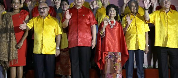 Các nhà lãnh đạo APEC cùng phu nhân chụp ảnh kỷ niệm trong trang phục truyền thống của Papua New Guinea - Sputnik Việt Nam