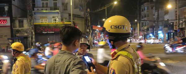 CSGT kiểm tra người vi phạm - Sputnik Việt Nam