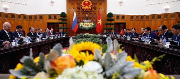 Thủ tướng Nga Dmitry Medvedev với người đồng cấp Việt Nam Nguyễn Xuân Phúc tại Hà Nội. - Sputnik Việt Nam