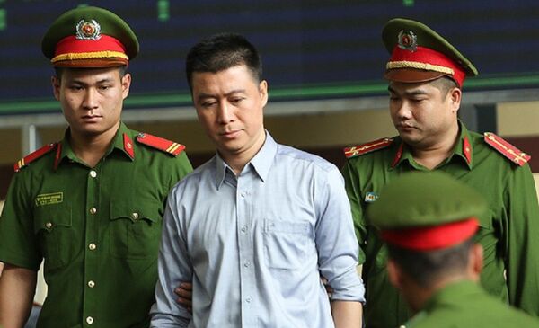 Vụ án đánh bạc ngàn tỷ liên quan Cựu tướng Phan Văn Vĩnh: Nhà mạng, ngân hàng vô tội? - Sputnik Việt Nam