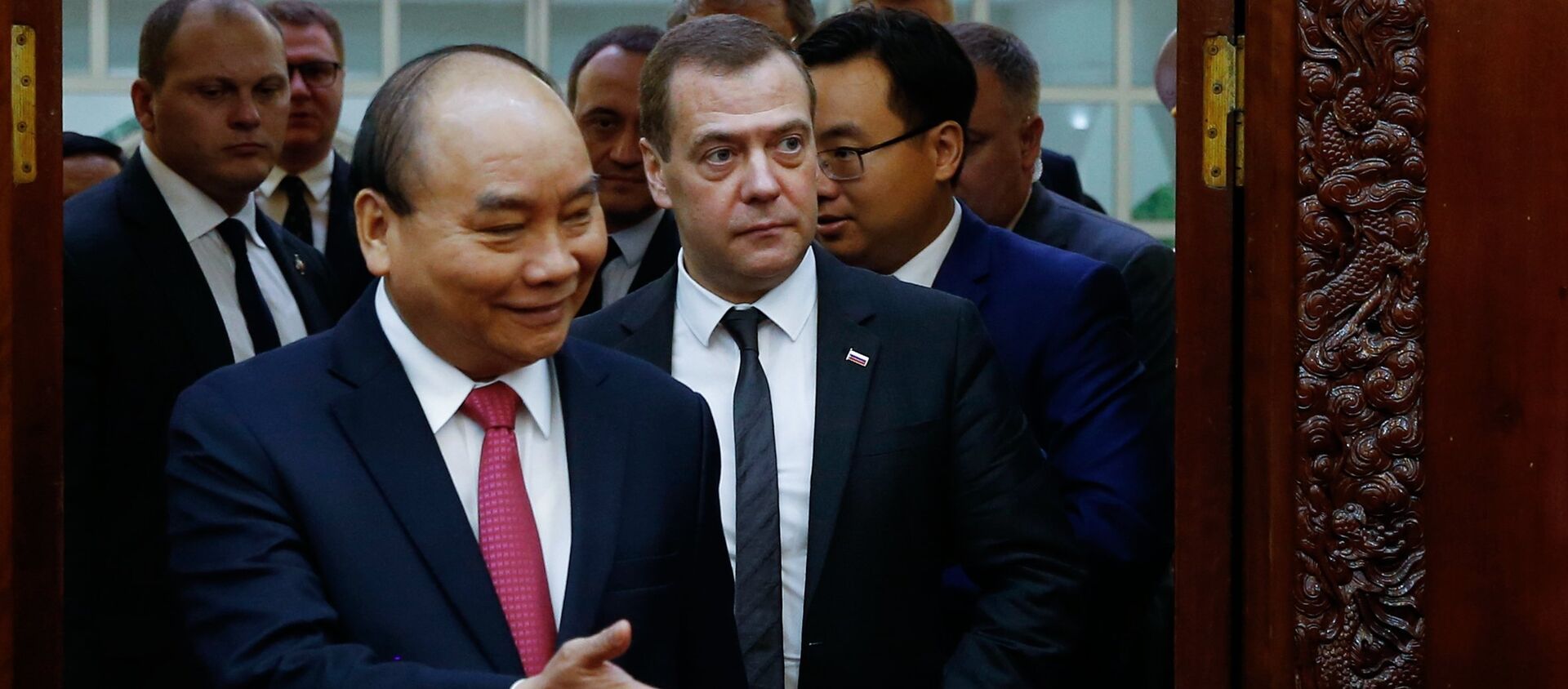 Thủ tướng Nga Dmitry Medvedev với người đồng cấp Việt Nam Nguyễn Xuân Phúc tại Hà Nội. - Sputnik Việt Nam, 1920, 19.11.2018