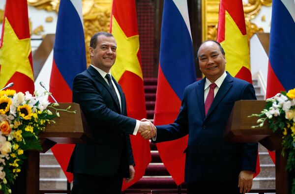 Ngày 19 tháng 11 năm 2018. Thủ tướng Nga Dmitry Medvedev và Thủ tướng Việt Nam Nguyễn Xuân Phúc trong buổi họp báo sau cuộc hội đàm Nga-Việt tại Hà Nội. - Sputnik Việt Nam