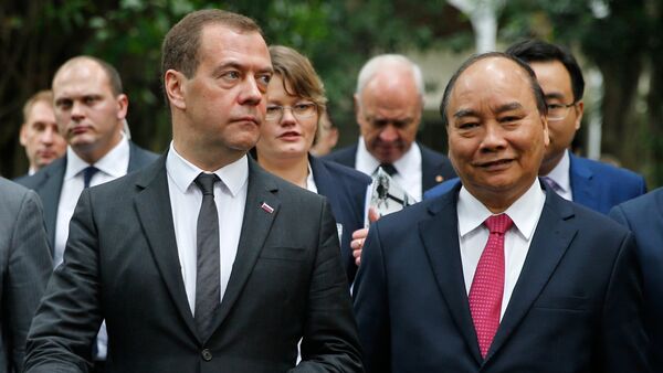 Ngày 19 tháng 11 năm 2018. Thủ tướng Nga Dmitry Medvedev và Thủ tướng Việt Nam Nguyễn Xuân Phúc tham quan Khu di tích Phủ Chủ tịch sau cuộc hội đàm Nga-Việt ở Hà Nội. - Sputnik Việt Nam