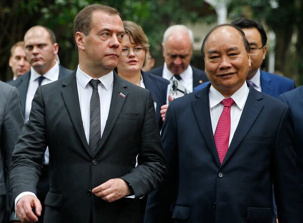 Ngày 19 tháng 11 năm 2018. Thủ tướng Nga Dmitry Medvedev và Thủ tướng Việt Nam Nguyễn Xuân Phúc tham quan Khu di tích Phủ Chủ tịch sau cuộc hội đàm Nga-Việt ở Hà Nội. - Sputnik Việt Nam