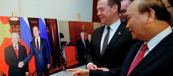 Thủ tướng Nga Dmitry Medvedev với người đồng cấp Việt Nam Nguyễn Xuân Phúc tại Hà Nội - Sputnik Việt Nam