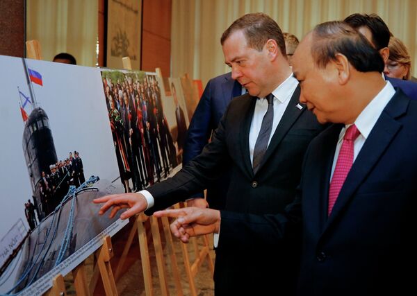 Ngày 19 tháng 11 năm 2018. Thủ tướng Nga Dmitry Medvedev và Thủ tướng Việt Nam Nguyễn Xuân Phúc tham dự triển lãm ảnh Nga-Việt Nam: Khoảng cách xa, nhưng trái tim chúng ta gần nhau, tại Trung tâm Hội nghị Quốc gia ở Hà Nội. - Sputnik Việt Nam