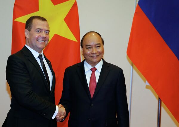 Ngày 19 tháng 11 năm 2018. Thủ tướng Nga Dmitry Medvedev và Thủ tướng Việt Nam Nguyễn Xuân Phúc trong cuộc hội đàm Nga-Việt tại Hà Nội. - Sputnik Việt Nam