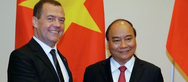 Thủ tướng Nga Dmitry Medvedev với người đồng cấp Việt Nam Nguyễn Xuân Phúc tại Hà Nội - Sputnik Việt Nam