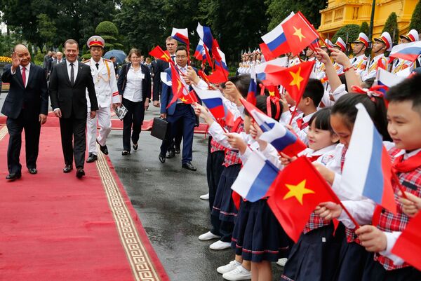 Ngày 19 tháng 11 năm 2018. Thủ tướng Nga Dmitry Medvedev và Thủ tướng Việt Nam Nguyễn Xuân Phúc trong lễ chào mừng chính thức tại Hà Nội. - Sputnik Việt Nam