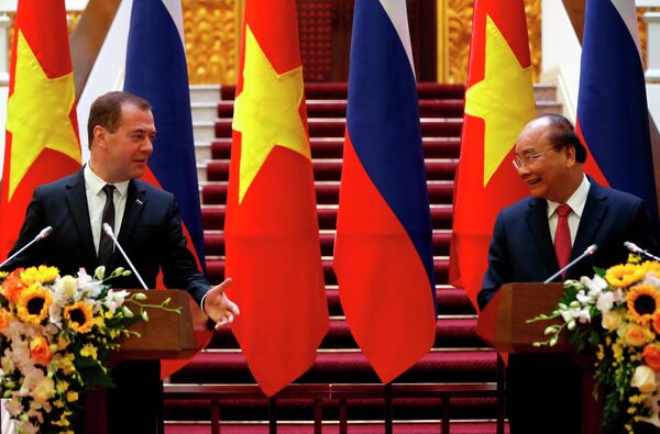 Ngày 19 tháng 11 năm 2018. Thủ tướng Nga Dmitry Medvedev và Thủ tướng Việt Nam Nguyễn Xuân Phúc trong buổi họp báo sau cuộc hội đàm Nga-Việt tại Hà Nội. - Sputnik Việt Nam