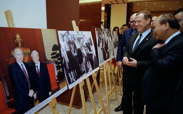 Ngày 19 tháng 11 năm 2018. Thủ tướng Nga Dmitry Medvedev và Thủ tướng Việt Nam Nguyễn Xuân Phúc tham dự triển lãm ảnh Nga-Việt Nam: Khoảng cách xa, nhưng trái tim chúng ta gần nhau, tại Trung tâm Hội nghị Quốc gia ở Hà Nội. - Sputnik Việt Nam