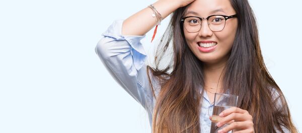 Cô gái với cốc nước. - Sputnik Việt Nam