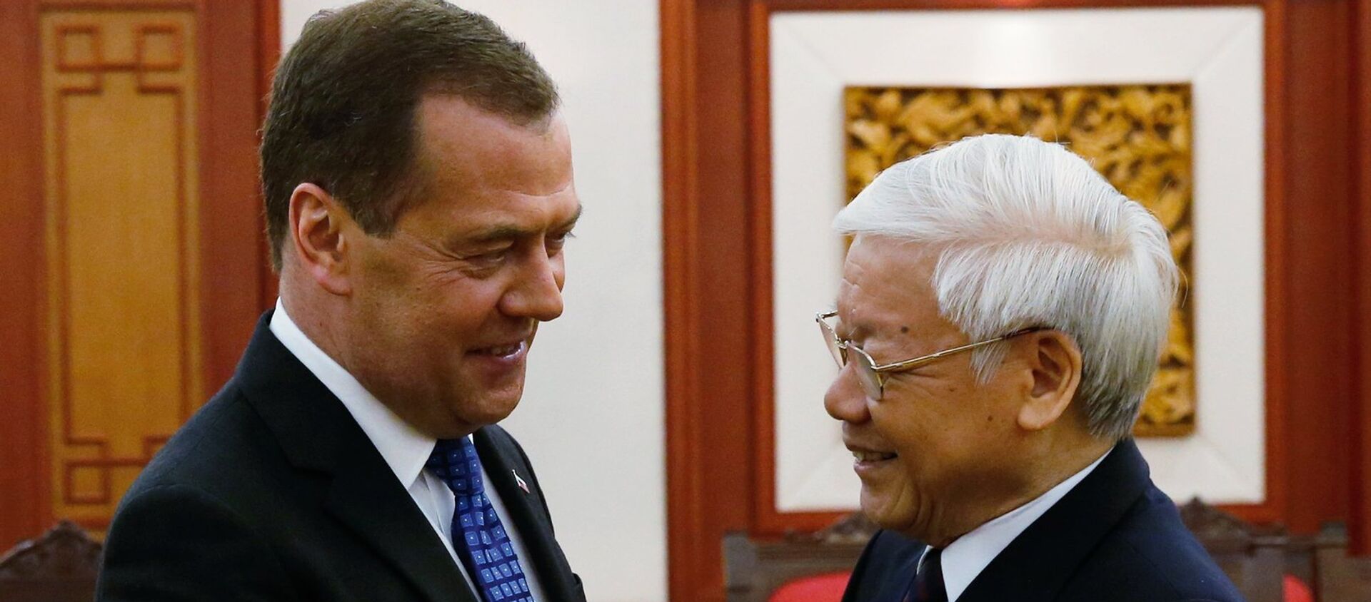 Thủ tướng Nga Dmitry Medvedev và Tổng Bí thư Ban Chấp hành Trung ương Đảng Cộng sản Việt Nam, Chủ tịch nước Nguyễn Phú Trọng tại một cuộc họp tại Hà Nội. - Sputnik Việt Nam, 1920, 08.02.2021