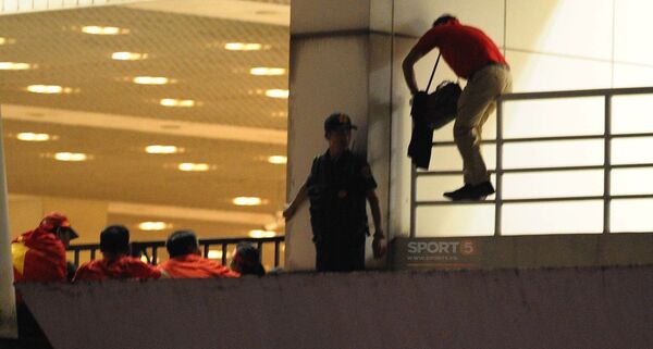 Một nhân viên an ninh bị sa thải do nhận tiền để đưa khán giả vào sân trái phép - Sputnik Việt Nam