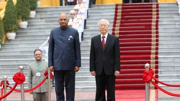 Tổng Bí thư, Chủ tịch nước Nguyễn Phú Trọng và Tổng thống Ấn Độ Ram Nath Kovind trên bục danh dự, thực hiện nghi lễ chào cờ.
