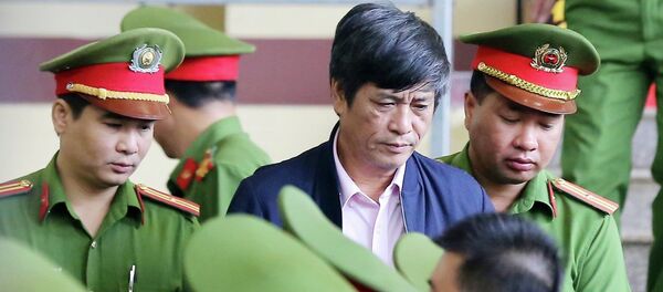 Lực lượng chức năng dẫn giải bị cáo Nguyễn Thanh Hóa (nguyên Cục trưởng Cục cảnh sát điều tra tội phạm công nghệ cao C ra tòa. - Sputnik Việt Nam