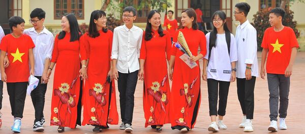 Niềm vui của cô và trò trong ngày 20/11 tại Trường THCS Ninh Thành (Tp Ninh Bình) . Niềm vui của cô và trò trong ngày 20/11 tại Trường THCS Ninh Thành (Tp Ninh Bình) . - Sputnik Việt Nam